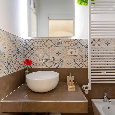 Guesthost - Number 12 Luxury Bed and breakfast