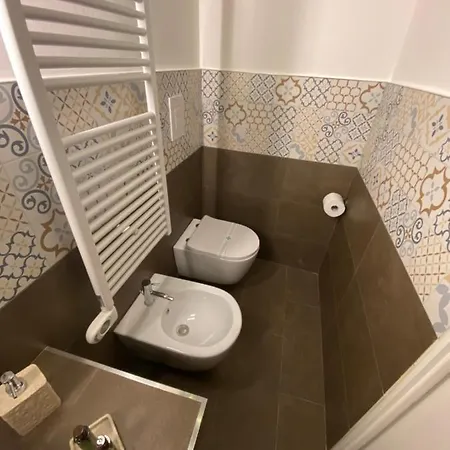 Bed & Breakfast Number 12 *