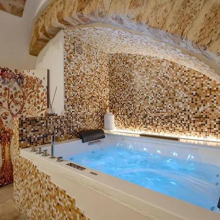 Guesthost - Number 12 Luxury 3*