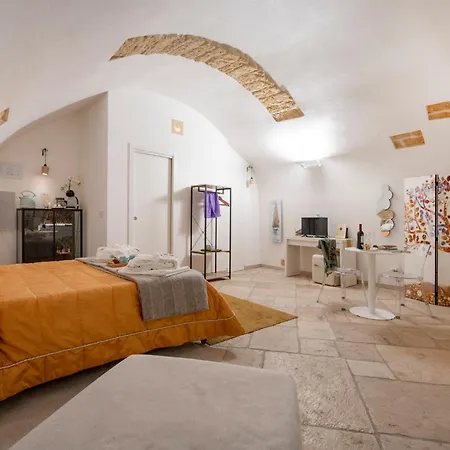 Guesthost - Number 12 Luxury Bed & Breakfast