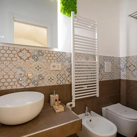 Guesthost - Number 12 Luxury Bed & Breakfast 4*