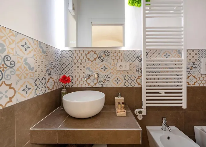 Guesthost - Number 12 Luxury Bed & Breakfast